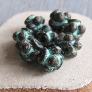 Minibuiskraal met groene patina, kleine afstandhouder in Bali-stijl, metalen gietstuk, gepatineerde afwerking op verouderd koper 5 x 5 mm (20 kralen) 6by4062