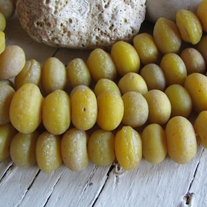 Gula lampwork-glaspärlor, rustikt fat med matt textur, åldrad, Java-indonesisk, 13,5 mm till 17 mm i diameter (välj antal) 23ab33-4