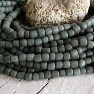 Åldrad grön glaspärla, rustik, tubformad distans, Java indonesisk 4 mm till 6 mm i diameter, New Indo-Pacific (22 tum) 23ab2-12