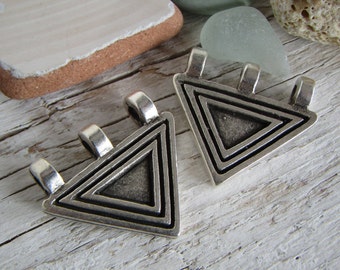 Antiqued silver charm geometric triangle ethnic pendant, Zamak Silver Plated Metal Casting  29mm x 26mm ( 2 pcs ) 23ay -5208