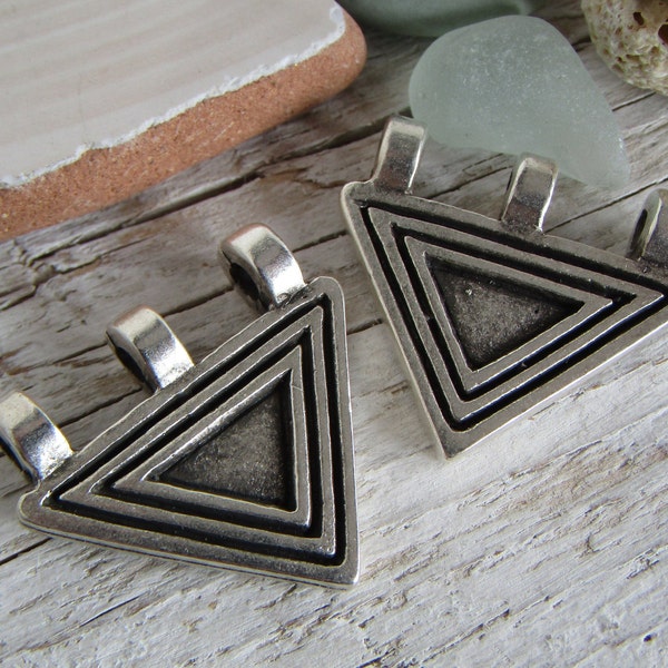 Antiqued silver charm geometric triangle ethnic pendant, Zamak Silver Plated Metal Casting  29mm x 26mm ( 2 pcs ) 23ay -5208