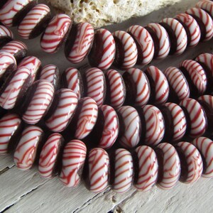 kleine weiß rote Rondell-Lampwork Glasperlen, gemustert, Ethno Java Indonesisch 11 mm bis 12 mm Durchmesser (20 Perlen) 22ab6-4d