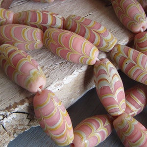 Rosa lampworkpärlor, ovalt rör, vitt gult fjädermönster, indonesisk Java, 12 mm till 12,5 mm i diameter (4 pärlor) 22ab42-3