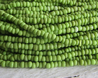 MINI cuentas de semillas de vidrio verde, lima oliva opaca, espaciador de barril de tubo orgánico indonesio, 1 a 2 mm (1 hebra de 44 pulgadas) 23ab3-1