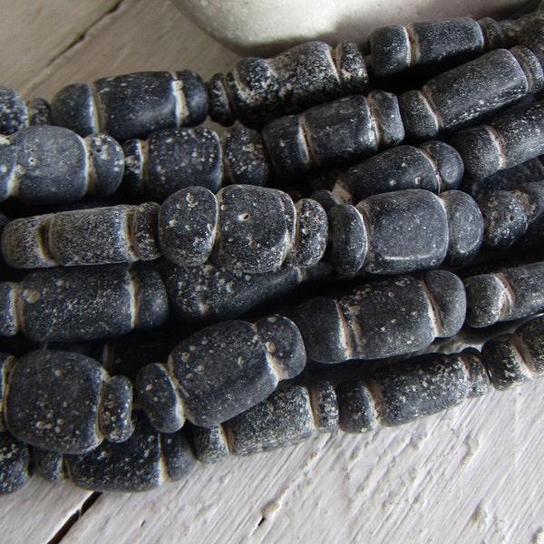 Rustic aged black glass beads,  lampwork ,   Indonesian, replica of old antique beads (10 beads ) 22ab18-11