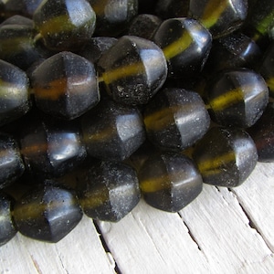 Cuentas de vidrio reciclado, marrón oliva, bicónicas facetadas, rústicas sin tratar, Java Indonesia, de 14 mm a 15,2 mm de diámetro (10 cuentas) 22ab35-7