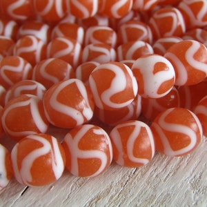 orange weiße runde Lampwork Glasperlen, abstrakt gemusterte ethnisch indonesische Glasperlen 8,5 bis 9,5 mm Durchmesser (12 Perlen) 22AB4-2c