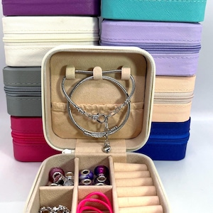 Joyero de viaje con cuentas surtidas al azar y dijes a juego, incluye 2 pulseras y un collar, ideal para Navidad y cumpleaños.
