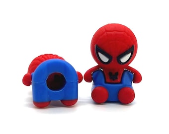 Op de afbeelding: Twee puntenslijpers met Spider-Man-thema. De ene is een rood en blauw figuur van Spider-Man, de andere is een blauwe puntenslijper met een rode bovenkant. De figuren staan op een witte achtergrond.