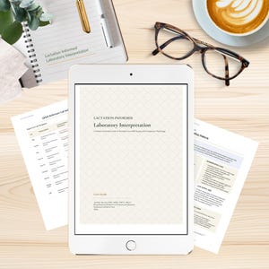 Peut inclure: Une tablette blanche affichant le titre Lactation-Informed Laboratory Interpretation: A Pattern-Oriented Guide to Persistent Low-Milk Supply and Postpartum Physiology, accompagnée de feuilles de référence imprimées sur une surface en bois clair.