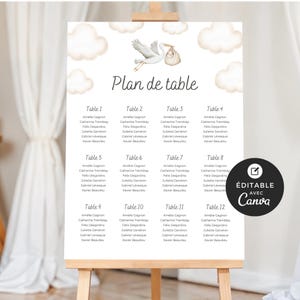 Peut inclure: Un plan de table imprimable blanc avec une cigogne portant un paquet de bébé. Le tableau est divisé en 12 tables avec des noms listés pour chaque table. Le texte "Plan de table" est en haut du tableau.