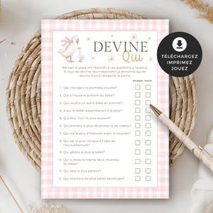 Può includere: Un biglietto per il gioco del baby shower rosa e bianco con il testo "DEVINE Qui" e illustrazioni di anatre. Il biglietto include domande per gli ospiti per indovinare le risposte, con spazi per spuntare "MAMAN" o "PAPA".