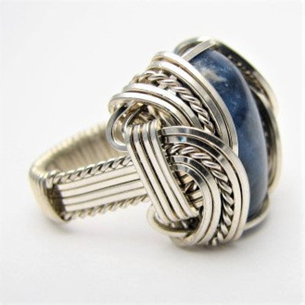 Bague en argent sterling à la sodalite bleue enveloppée de fil de fer fait main. Dimension personnalisée sur mesure pour vous adapter.