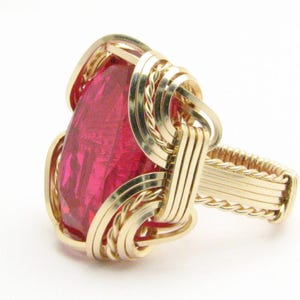 Anillo de rubí con gema artificial envuelta en alambre y relleno de oro de 14 kt