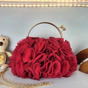 Luxus Satin Clutch mit Blumenmuster - Elegante Hochzeit Handtasche für Frauen - Stilvolle Abendtasche mit Metallgriff und weichem Blumen Detail