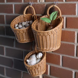 手編みのプラスチック製籐製吊り下げ収納バスケット、ハンドル付き、キッチン野菜、果物、花用の壁掛けオーガナイザー、環境に優しい