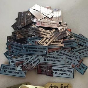 Placa de logotipo de metal personalizada – 100 peças de etiquetas de aço inoxidável prateadas para bolsas, etiquetas de roupas, broches de hijab, lembranças, marca artesanal