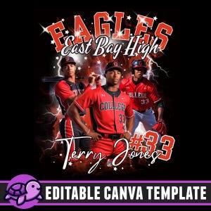 Puede incluir: Una camiseta de b&eacute;isbol roja y negra con el texto "EAGLES East Bay High" y "COLLEGE 33" en la parte delantera. La camiseta tiene un n&uacute;mero blanco "33" en la parte delantera y el nombre "Terry Jones" y el n&uacute;mero "#33" en la parte inferior. La camiseta la lleva un jugador de b&eacute;isbol en una foto con otros dos jugadores.