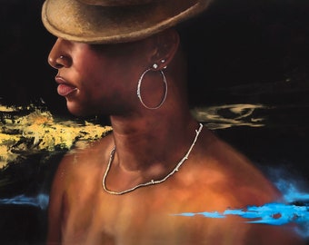 Può includere: Un dipinto di ritratto di una persona con la pelle scura che indossa un fedora marrone, una collana d'argento e orecchini a cerchio d'argento. Lo sfondo è un dipinto astratto blu scuro e giallo.