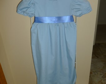 Queda un vestido talla 10 estilo Wendy con mangas abullonadas para niñas.