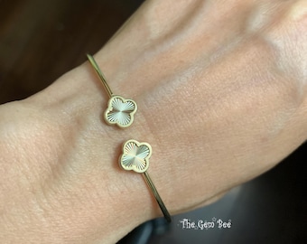 10k Solid Yellow Gold Faceted Clover Open Bangle 7 INCH Wrist Italian Craftsmanship Bracelet
