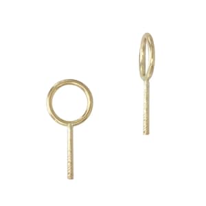 Puede incluir: Anillo de salto de metal dorado con un pasador recto y texturizado. El anillo de salto tiene un diámetro de aproximadamente 5 mm.