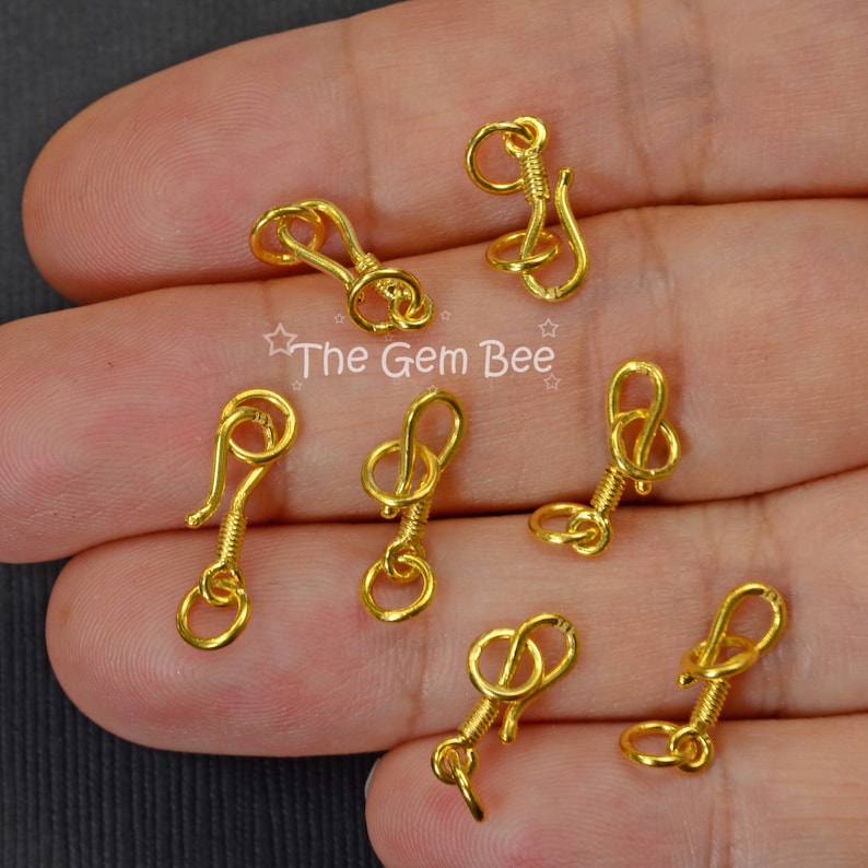 Puede incluir: Siete cierres de metal de color dorado con un dise&ntilde;o de resorte. Los cierres son perfectos para sujetar a collares, pulseras u otras joyas.
