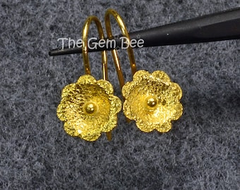 18k massief geelgouden oorhaakjes met 10 mm bloem aan de voorkant