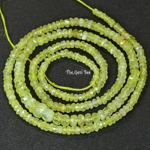 Könnte beinhalten: Eine Strähne aus hellgrünen Edelsteinperlen. Die Perlen sind facettiert und haben eine leicht unregelmäßige Form. Die Strähne ist etwa 45 cm lang.