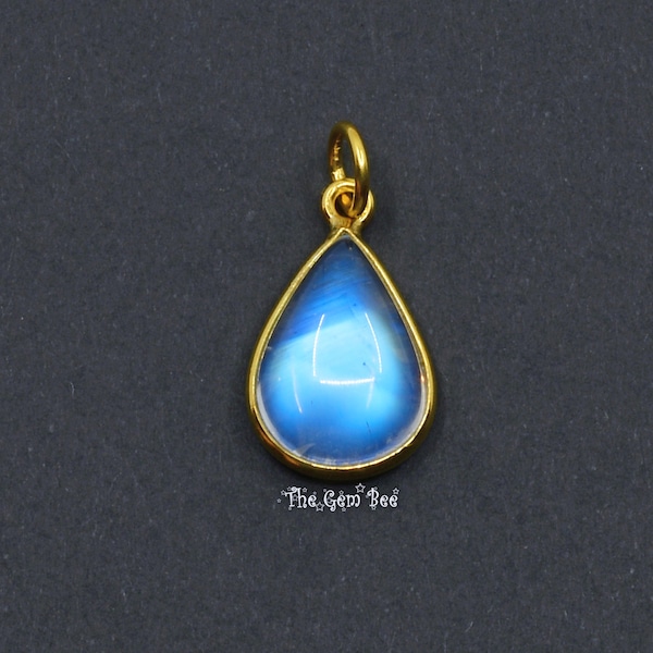 Colgante con dije engastado en bisel de oro macizo de 18k con piedra lunar azul brillante de 5,7 quilates