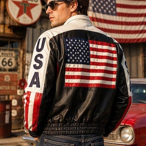 Peut inclure: Une veste en cuir noire, blanche et rouge avec un grand écusson du drapeau américain dans le dos et les lettres USA imprimées verticalement en bleu sur les manches blanches. La veste possède une taille et des poignets noirs côtelés.