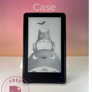 以下が含まれることがあります： 電子書籍リーダー用の黒いXTEINK X4スリムケース。画面には、3人の漫画のキャラクターが積み重なった白黒のイラストが表示されています。ケースには黒い縁があり、上部には「XTEINK X4 Slim Case」という文字があります。