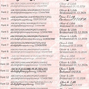 Puede incluir: Un fondo rosa muestra 14 opciones de fuentes con alfabetos en may&uacute;sculas y min&uacute;sculas, n&uacute;meros y texto de ejemplo. Cada fuente se combina con el texto "Oliver & Lilith Bridesmaid 01.12.2026". La parte superior de la imagen dice "Font Option" y "Example".