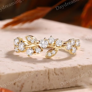 Alianza de moissanita inspirada en la naturaleza / Anillo de boda con forma de hoja, chapado en oro amarillo, floral, apilable, anillos de moissanita a juego para mujer