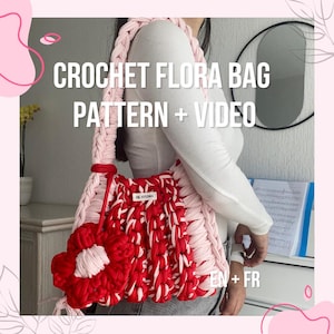 Può includere: Una borsa a uncinetto rossa e rosa con un motivo floreale. La borsa ha una tracolla e viene indossata da una persona. Il testo "CROCHET FLORA BAG PATTERN + VIDEO EN + FR" è visibile nell'immagine.