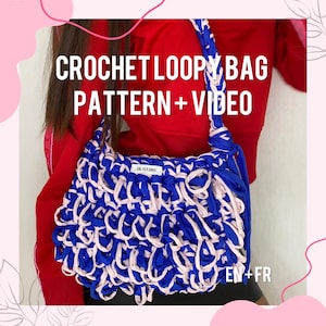 Könnte beinhalten: Eine blaue und rosafarbene gehäkelte Loop-Tasche mit einem weißen Etikett, auf dem "IK STUDIO" steht. Die Tasche wird von einer Person gehalten, die ein rotes Shirt trägt. Der Text "CROCHET LOOPY BAG PATTERN + VIDEO" ist in Weiß auf rosa Hintergrund geschrieben. Der Text "EN + FR" ist in Weiß auf blauem Hintergrund geschrieben.