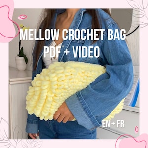 Könnte beinhalten: Eine hellgelbe Häkeltasche mit strukturierter Oberfläche wird gezeigt. Die Tasche besteht aus dickem, geschlungenem Garn. Der Text auf dem Bild lautet "MELLOW CROCHET BAG PDF + VIDEO".