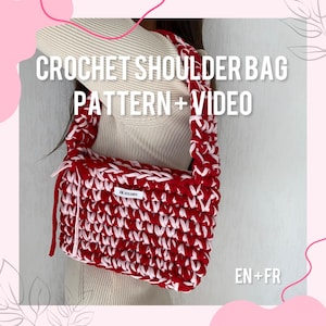 Könnte beinhalten: Eine rote und weiße Schultertasche aus Häkelarbeit mit einem weißen Etikett, auf dem "DK STUDIO" steht. Die Tasche wird von einer Person getragen. Das Bild enthält den Text "CROCHET SHOULDER BAG PATTERN + VIDEO EN + FR".