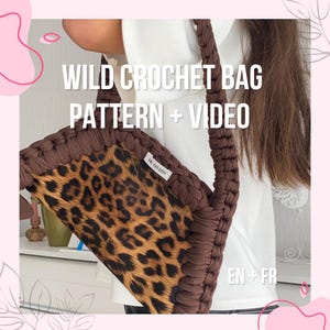 Op de afbeelding: Een bruine gehaakte tas met een luipaardprint stoffen paneel. De tas heeft een dikke, gevlochten band en de tekst "WILD CROCHET BAG PATTERN + VIDEO" wordt in het wit weergegeven. De tas heeft ook een klein wit label met "EK STUDIO".