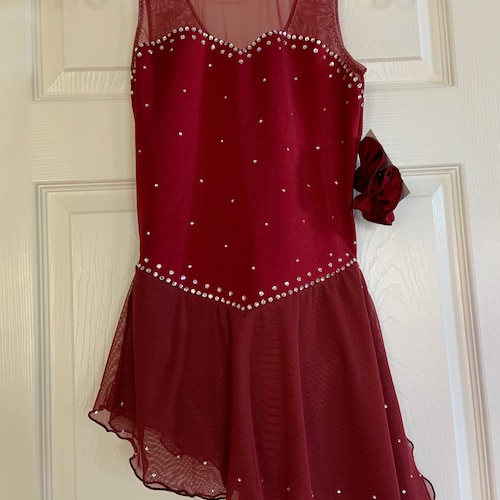 Robe de compétition de patinage sur glace bordeaux avec jupe diagonale
