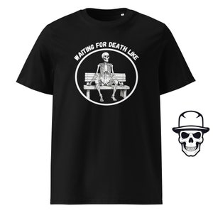 Puede incluir: Camiseta negra con un gráfico blanco de un esqueleto sentado en un banco. El gráfico está rodeado de un círculo con el texto "WAITING FOR DEATH LIKE".