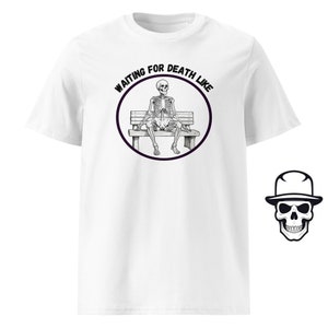 Puede incluir: Camiseta blanca con un gráfico de un esqueleto sentado en un banco dentro de un círculo morado, con el texto "WAITING FOR DEATH LIKE" arriba. Una calavera con sombrero está a la derecha. Es una prenda informal.