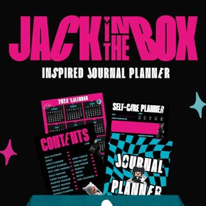 Könnte beinhalten: Ein schwarzer und rosa Journal-Planer, inspiriert vom Jack in the Box-Logo. Der Planer enthält einen Kalender für 2025, einen Selbstpflege-Planer und einen Journal-Planer mit einem karierten Design. Der Inhalt umfasst einen Kalender für 2025, Ziele, einen Tagesplaner, einen Wochenplaner, ein Selbstpflege-Tagebuch, eine tägliche Routine, einen Studienplaner, einen Lese-Tracker, einen Budget-Tracker, ein Reisebudget und einen Fitness-Planer.