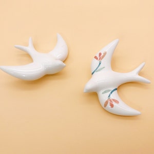 Zwei Mini-Keramikschwalben Eine mit Blättern in Orange und eine in Weiß Wanddekoration handgefertigt Wand Dekor Bild 2