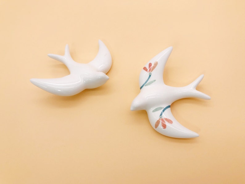 Zwei Mini-Keramikschwalben Eine mit Blättern in Orange und eine in Weiß Wanddekoration handgefertigt Wand Dekor Bild 2