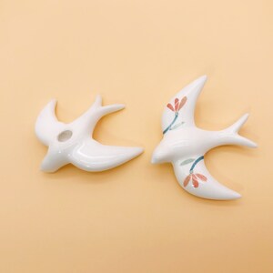Zwei Mini-Keramikschwalben Eine mit Blättern in Orange und eine in Weiß Wanddekoration handgefertigt Wand Dekor Bild 3