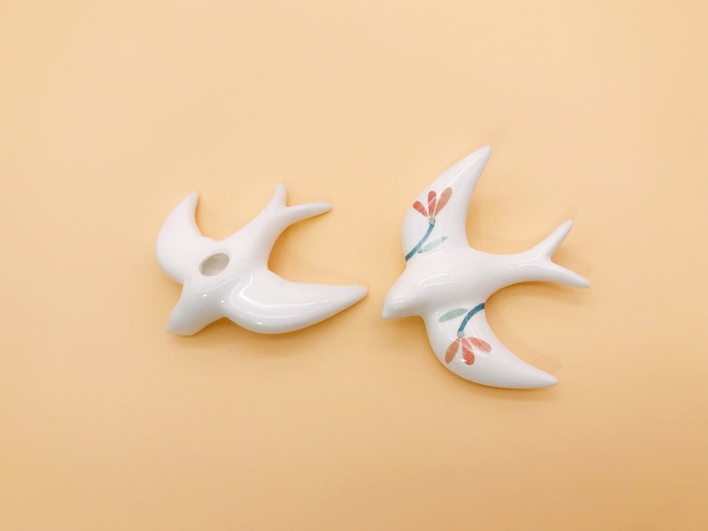 Zwei Mini-Keramikschwalben Eine mit Blättern in Orange und eine in Weiß Wanddekoration handgefertigt Wand Dekor Bild 3