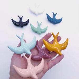 Cuatro mini golondrinas de cerámica para decorar la pared - hechas a mano