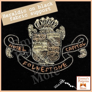 Peut inclure: Un blason héraldique brodé en or sur un fond de tissu de velours noir. Le blason présente un écu surmonté d'une couronne, une bannière avec le texte "CAPITOL" et un rouleau avec le texte "HOTEL FOLKESTONE". Le texte "Hand made" est écrit sous le blason.