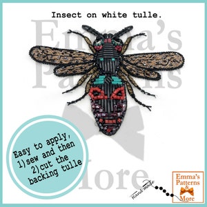 Può includere: Un'applicazione di insetto in perline nere, rosse e turchesi su tulle bianco. L'insetto ha un viso e ali dettagliate. Facile da applicare, cucire e poi tagliare il tulle di supporto. "Emma's Patterns & More" è scritto nell'angolo in basso a destra.